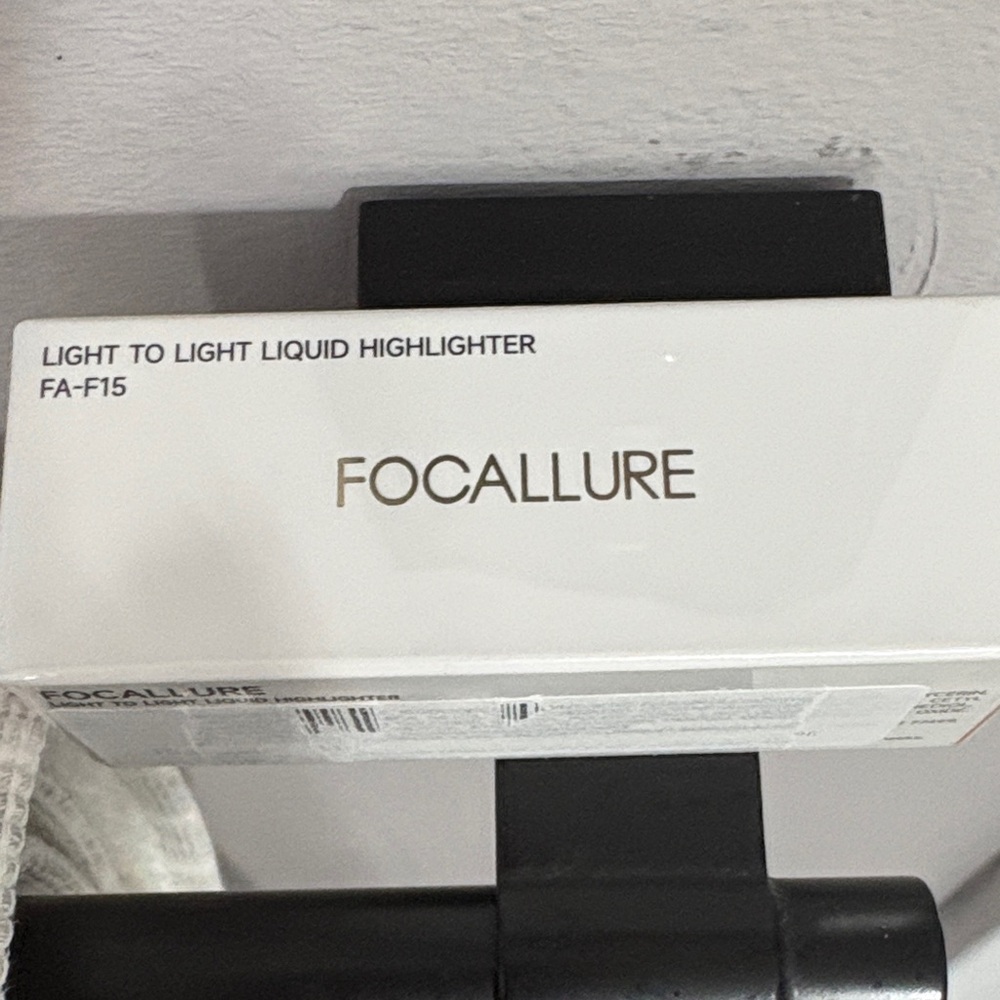 Focallure Liquid Highlighter - White and Gold Box